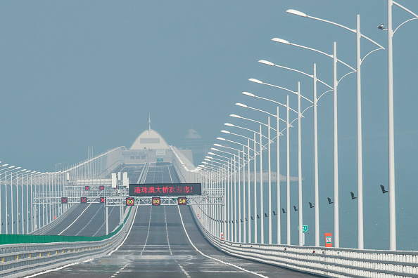 -Le 28 mars 2018, à Zhuhai, la vue sur une île artificielle située le long du pont Hong Kong-Zhuhai-Macau à Zhuhai. Ce pont, considéré comme le plus long pont maritime au monde reliant Hong Kong, Macao et la Chine continentale, stimulera les affaires et des temps de déplacement réduits. Photo : PHILIP FONG / AFP / Getty Images.