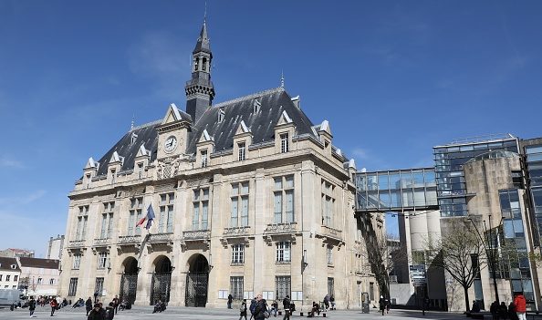 La mairie de Saint-Denis, à côté de la Basilique des rois de France, joue tous les midi «Le Bon Roi Dagobert»
