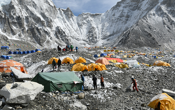 -(Image d’Illustration.) Sur cette photo prise le 25 avril 2018, des randonneurs et des porteurs se rassemblent au camp de base de l'Everest, à environ 140 km au nord-est de la capitale népalaise, Kathmandu. Photo PRAKASH MATHEMA / AFP / Getty Images.