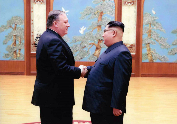 -Dans ce document fourni par la Maison Blanche, le directeur de la CIA, Mike Pompeo serre la main sur le dirigeant nord-coréen Kim Jong Un dans cette image non datée à Pyongyang, en Corée du Nord. Photo de la Maison Blanche via Getty Images.