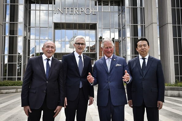 -Le ministre français de l'Intérieur, Gérard Collomb, le prince britannique d'Angleterre, le prince de Galles, le président d'Interpol, Meng, lors d'une visite au siège de la police internationale Interpol à Lyon,  le 8 mai 2018. Photo JEFF PACHOUD / AFP / Getty Images.