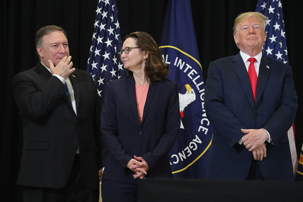 -Le secrétaire d'État américaine Mike Pompeo, Gina Haspel et le président Donald Trump assistent à la cérémonie d'assermentation de Gina Haspel en tant que directrice de la CIA au siège de l'agence, le 21 mai 2018 à Langley, en Virginie. Photo de Mark Wilson / Getty Images
