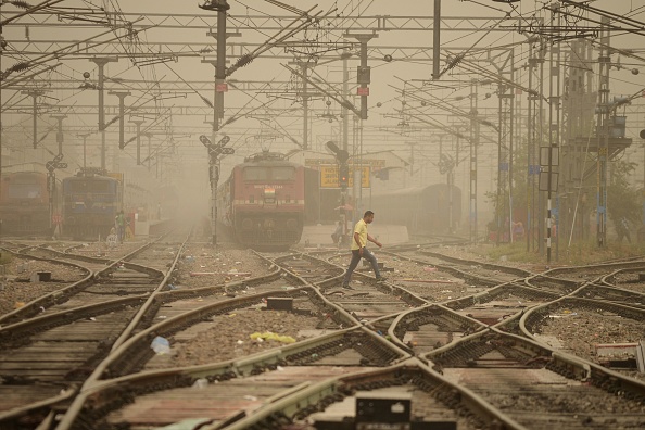 Près de 15.000 personnes périssent dans des accidents ferroviaires chaque année en Inde, selon un rapport gouvernemental de 2012. (Photo : SHAMMI MEHRA/AFP/Getty Images)