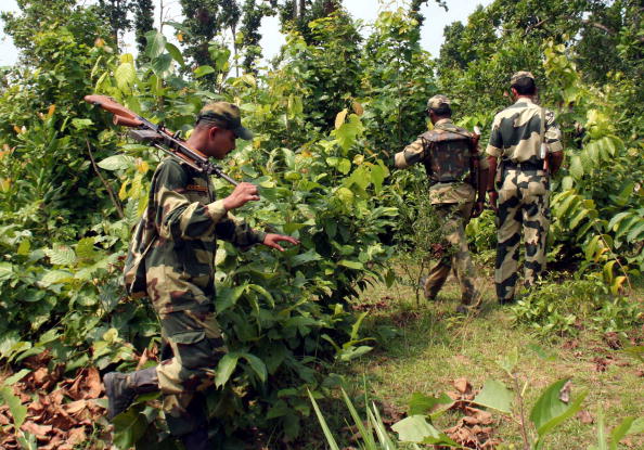 -Des paramilitaires indiens patrouillent dans une jungle fortifiée maoïste proche du Bengale occidental et du Jharkhand, à la frontière du village de Belpahari, à environ 150 km à l'ouest de Kolkata. Photo STR / AFP / Getty Images.