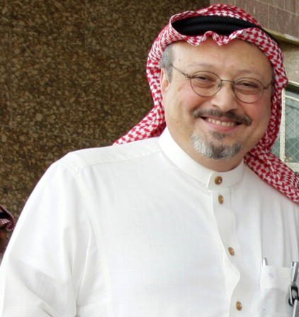 -Une photo montre le célèbre journaliste saoudien Jamal Khashoggi qui a démissionné subitement le 16 mai 2010 à Riyad de la barre d'Al-Watan quelques jours après que le journal eut publié une chronique controversée critiquant le salafisme. PHOTO / STR / AFP / Getty Images.