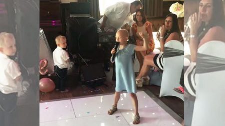 Un moment doux et amer lorsqu’une enfant de 6 ans atteinte d’un cancer chante au mariage d’un ami de la famille