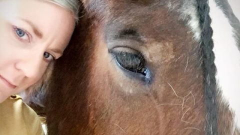 Lea Frazier souffrait de dépression. Cependant, le contact visuel avec Cider, un cheval sauvé, l'a fait renoncer au suicide. (Facebook | Lemon Ranch Animal Sanctuary)