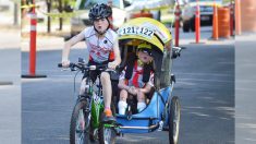Un garçon de 8 ans fait preuve d’un amour fraternel incroyable en terminant un triathlon avec son frère handicapé
