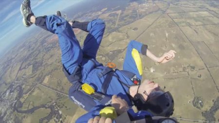 Un homme fait une crise d’épilepsie lors d’un saut en parachute. Il est sauvé par un instructeur