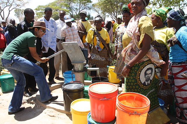 -Mohammed Dewji est connu pour son engagement en faveur de la promotion de la Tanzanie, notamment à Singida, où il a amélioré le nombre de personnes ayant accès à une eau salubre de 23% à 75% au cours de son mandat de député. Photo Wikipédia de Moodewji.