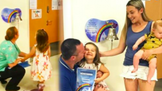 Une enfant de quatre ans a l’honneur de sonner la cloche qui annonce la fin de son traitement contre le cancer