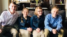 Un couple adopte 4 frères et sœurs adolescents après avoir appris leur situation déchirante