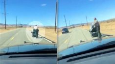 Des adjoints du shérif poussent une femme en fauteuil roulant à 1,5 km de chez elle