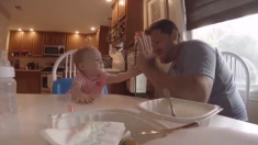 Papa utilise le langage des signes pour apprendre à sa fille : si tu es heureuse et que tu le sais