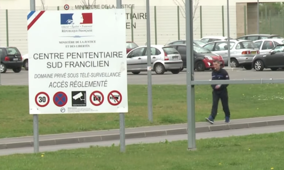 Un détenu blesse sept surveillants de la prison de Réau en Seine-et-Marne. (Capture d’écran AFP YouTube)