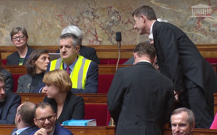Le député Lassalle à l'Assemblée en gilet jaune. (Capture d’écran Facebook franceinfo)