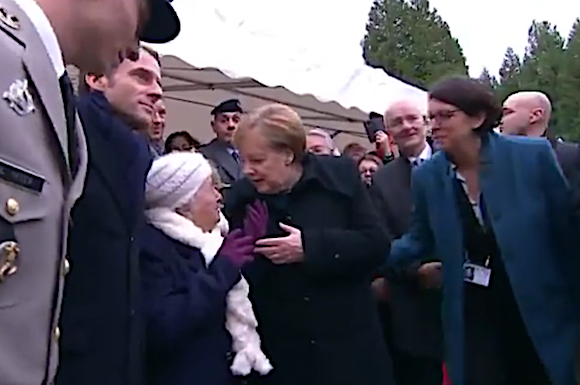 "Je suis chancelière Allemagne" : Angela Merkel explique à une vieille dame qu'elle n'est pas Brigitte Macron. (Capture d’écran Tweeter@fdestais)