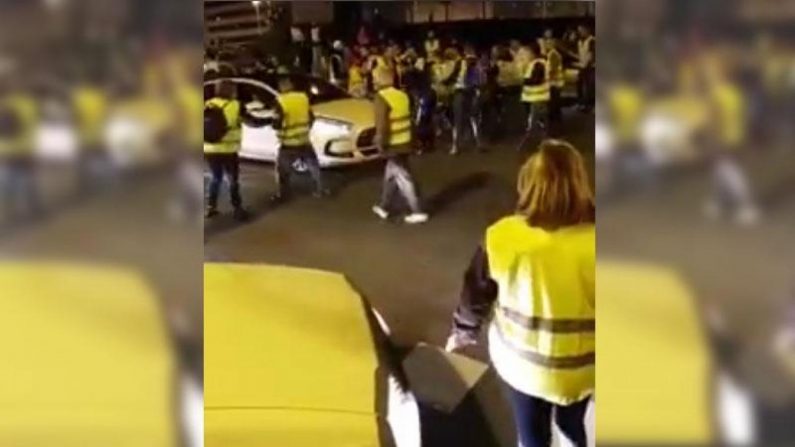 Le 24 novembre, vers 18h30, un automobiliste a foncé sur les « gilets jaunes » qui bloquaient son véhicule à l'entrée de Montpellier. Crédit : capture d'écran Facebook - Loïc Spadafora. 