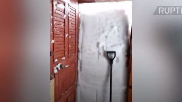 Je veux sortir! Un résident de Sakhaline s’efforce de s’extirper de sa maison submergée de neige