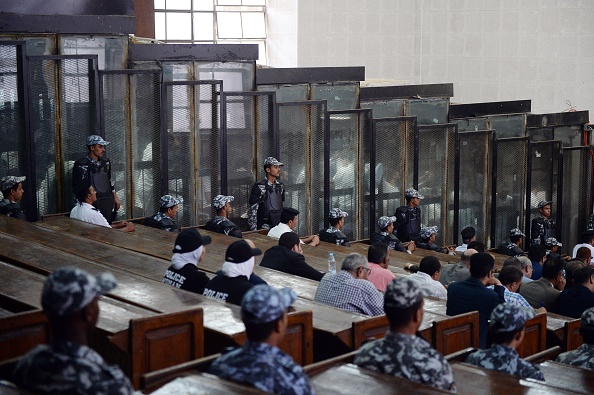 -Cette image montre la salle d'audience et le dépôt en verre insonorisé lors d’un procès. Photo MOHAMED EL-SHAHED / AFP / Getty Images.