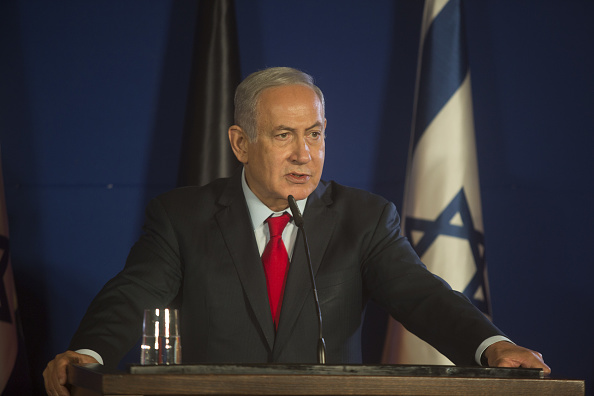 -Devant les critiques le Premier ministre israélien Benjamin Netanyahu assure qu’il prend des décisions essentielles pour la sécurité du pays et qui doivent rester secrètes pour l'ennemi. Photo de Lior Mizrahi / Getty Images.