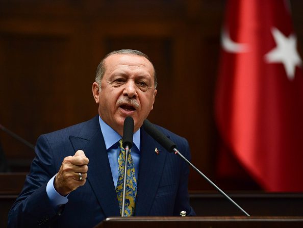 -Le président Recep Tayyip Erdogan parle du meurtre du journaliste saoudien Jamal Khashoggi lors de son discours parlementaire hebdomadaire le 23 octobre 2018 à Ankara, en Turquie. Photo by Getty Images.