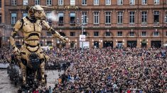 VIDÉO – Un minotaure de 14m de haut et de 46 tonnes a marché dans les rues de Toulouse