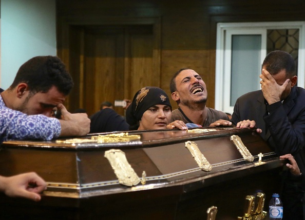 -Les parents et amis égyptiens de Christian Assad Labib, âgé de 35 ans, réagissent au début de ses funérailles à l'église anglicane du village de Sawaada, près de la ville de Minya, le 3 novembre 2018. Photo STR / AFP / Getty Images.