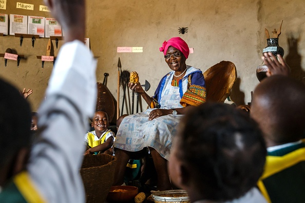 -Un village zimbabwéen traditionnel doit contribuer à la préservation de la culture locale et au partage de systèmes de connaissances menacés de disparition en raison de l'occidentalisation dans les zones urbaines du Zimbabwe. Photo JEKESAI NJIKIZANA / AFP / Getty Images.