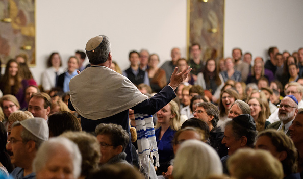 -Le Temple Sinaï, à seulement 800 mètres de la synagogue dans le quartier de Squirrel Hill, a ouvert ses portes aux Juifs de Pittsburgh et à toutes les religions à la suite de la fusillade qui a coûté la vie à 11 personnes à l'Arbre de vie en octobre. Photo de Jeff Swensen / Getty Images.