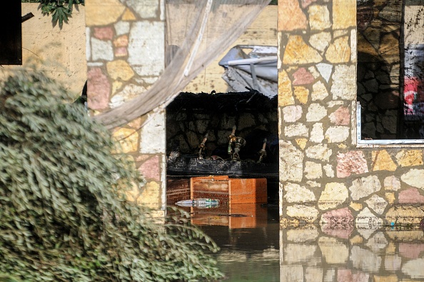 -Cette photo prise le 4 novembre 2018 montre partiellement la maison inondée où neuf personnes de la même famille sont mortes après le passage d'une petite rivière à Casteldaccia, près de Palerme, sur l'île de Sicile, au sud de l'Italie. Photo ALESSANDRO FUCARINI / AFP / Getty Images.