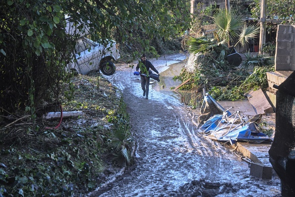 -Le 4 novembre 2018, des personnes ont été perturbés par une route inondée près d'une maison où neuf personnes de la même famille sont décédées après le débordement d'une petite rivière à Casteldaccia, près de Palerme, sur l'île de Sicile, au sud de l'Italie. Photo ALESSANDRO FUCARINI / AFP / Getty Images.