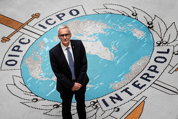 -Le secrétaire général d'Interpol, Jurgen Stock, pose pour une photo au siège d'Interpol, dans la ville de Lyon, dans le sud de la France, le 8 novembre 2018. Photo de JEFF PACHOUD / AFP / Getty Images.