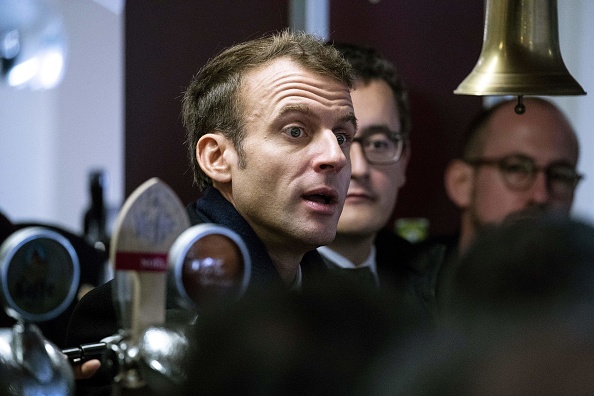 Le président français Emmanuel Macron dans un bar PMU de Lens, le 9 novembre 2018 (ETIENNE LAURENT/AFP/Getty Images)
