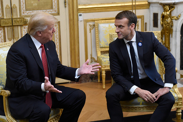 -Le président américain Donald Trump s'entretient avec le président français Emmanuel Macron avant leur réunion à l'Elysée à Paris, le 10 novembre 2018, en marge des commémorations du centième anniversaire de l'armistice du 11 novembre 1918. Photo SAUL LOEB / AFP / Getty Images.