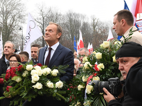 -Le président du Conseil européen, Donald Tusk, assiste à une cérémonie de dépôt de gerbe au monument du maréchal Jozef Pilsudski à l'occasion du centenaire de l'indépendance de la Pologne, le 11 novembre 2018 à Varsovie. Photo JANEK SKARZYNSKI / AFP / Getty Images.