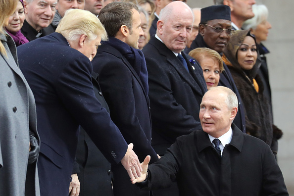 -Le président russe Vladimir Poutine serre la main du président américain Donald Trump Lors de la cérémonie à l'Arc de Triomphe à Paris dans le cadre des commémorations marquant le 100e anniversaire de l'armistice du 11 novembre 1918, mettant fin à la Guerre de 14/18. Photo LUDOVIC MARIN / AFP / Getty Images.