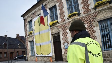 NORD – Un élu installe un gilet jaune géant sur sa mairie : « Les gens sont exaspérés par la hausse des taxes »