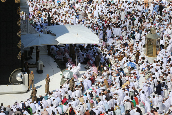 -En Arabie saoudite, le 16 novembre 2018, des amis et des proches du journaliste saoudien Jamaal Khashoggi prennent part à la prière funéraire dans la Grande Mosquée de la ville sainte de la Mecque. Photo STRINGER / AFP / Getty Images.