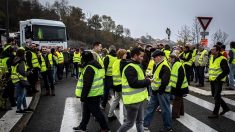 « Gilets jaunes » : plus de 50 000 manifestants, une femme tuée par une voiture à un barrage en Savoie