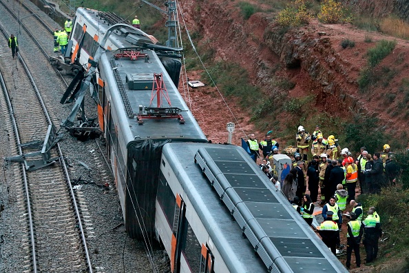 -20 novembre 2018. Au moins une personne a été tuée et six autres blessées dans l'accident causé par un glissement de terrain à la suite de fortes pluies, ont annoncé les services d'urgence et l'opérateur ferroviaire espagnol. Photo de PAU BARRENA / AFP / Getty Images.
