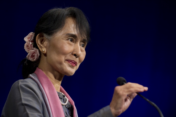 -Aung San Suu Kyi, du Myanmar, s'exprimant lors d'une assemblée publique organisée par Amnesty International. Photo  SAUL LOEB/AFP/GettyImages.