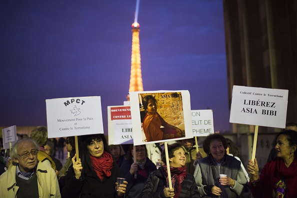 -Des manifestants manifestent devant la Tour Eiffel sur le Parvis des droits de l'homme à Paris le 29 octobre 2014 pour protester contre la condamnation à mort prononcée contre la pakistanaise Asia Bibi. Photo MARTIN BUREAU / AFP / Getty Images.