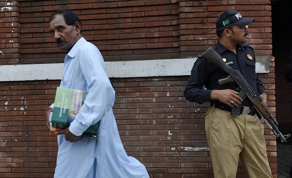 -Ashiq Masih époux d'Asia Bibi, une chrétienne condamnée à mort pour blasphème, porte des livres de loi alors qu'il sort de la Cour suprême de Lahore le 22 juillet 2015. La Cour suprême du Pakistan a décidé d'entendre un appel interjeté. Photo Arif Ali / AFP / Getty Images.