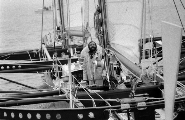 -Photo prise le 29 mars 1974 au large de Saint Malo le navigateur français Alain Colas à bord du Manureva, le bateau qu'il a racheté à Eric Tabarly. Alain Colas a disparu en mer à bord du Manureva en novembre 1978. Photo should read -/AFP/Getty Images.