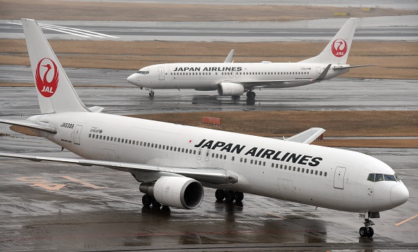 -Les avions de passagers de Japan Airlines sont vus sur la piste de l'aéroport Haneda de Tokyo. Photo TORU YAMANAKA / AFP / Getty Images.