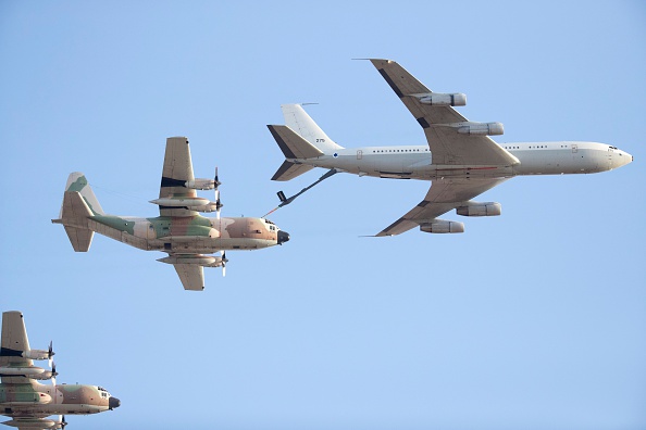 -(Illustration) Un Boeing KC-135 Stratotanker ravitaille le C-130 Hercules. Photo JACK GUEZ / AFP / Getty Images.