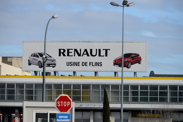 -L’usine de Flins-sur-Seine la façade aux côtés de Clio IV de Renault et de Electric Zoé, la production de la nouvelle Nissan Micra a démarré sur la même ligne de production de l'usine Renault Flins en décembre 2016. Photo : ERIC PIERMONT / AFP / Getty Images.