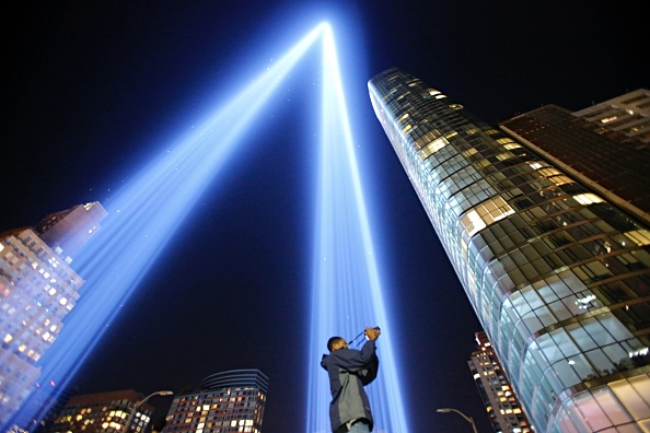 -Le ciel nocturne de New York éclairé, le 10 septembre 2017, à la veille de l'anniversaire des attaques terroristes du 11 septembre 2001. Photo de KENA BETANCUR / AFP / Getty Images.