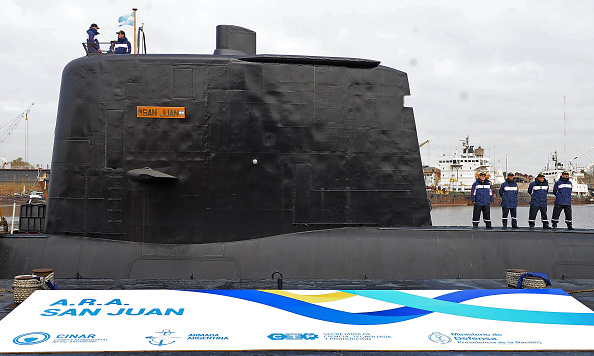 - Buenos Aires, on montre le sous-marin ARA San Juan livré à la marine argentine après avoir été réparé dans le complexe industriel naval argentin (CINAR). Le sous-marin argentin est toujours porté disparu dans les eaux argentines le 17 novembre 2017. Photo ALEJANDRO MORITZ / AFP / Getty Images.